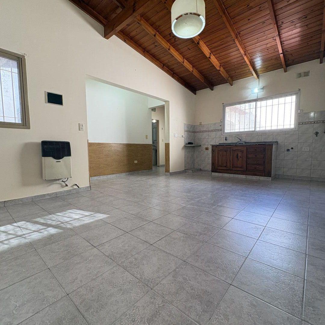 Foto de PH tipo casa de 3 amb con patio y cochera. Exc ubicación. Sin expensas., imagen 2