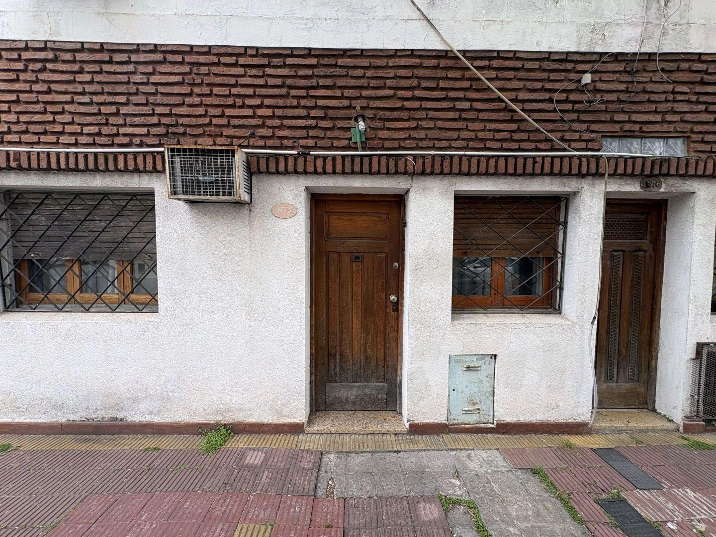 Foto de PH al frente de 3 amb c/ patio en exc. ubicación. Sin expensas. Apto, imagen 1