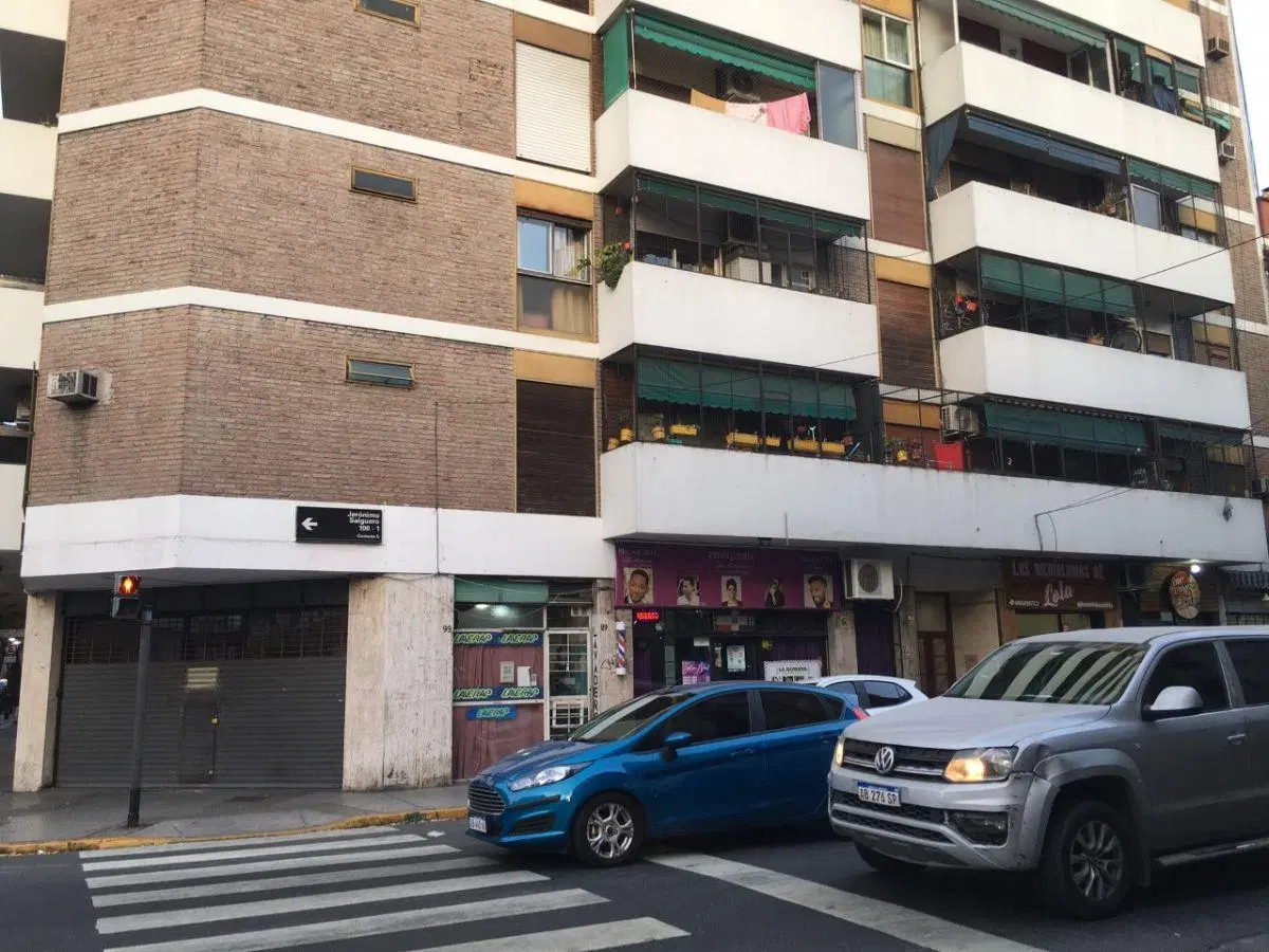 EXCELENTE LOCAL. AMPLIO FRENTE 2 VIDRIERAS SOBRE SALGUERO Y B. MITRE A METROS DE RIVADAVIA. OPORTUN 3
