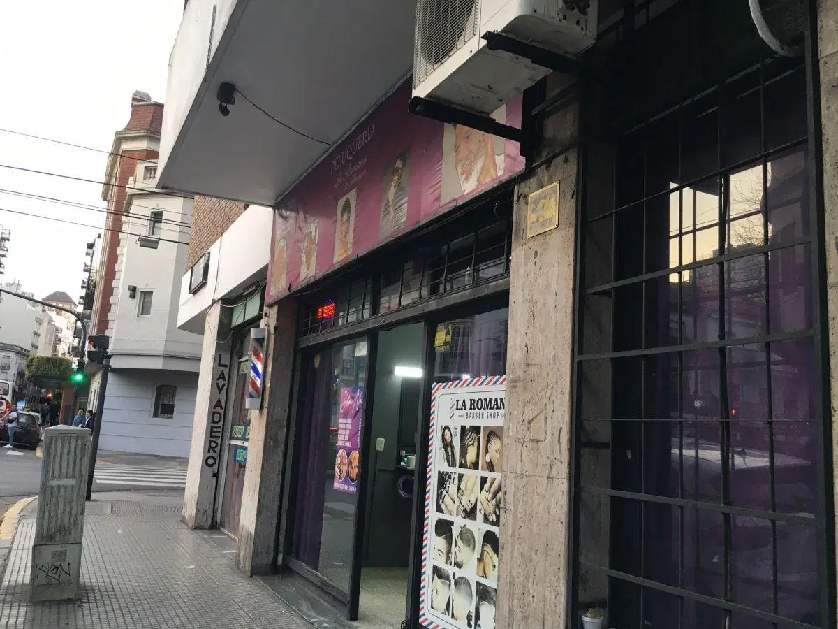 EXCELENTE LOCAL. AMPLIO FRENTE 2 VIDRIERAS SOBRE SALGUERO Y B. MITRE A METROS DE RIVADAVIA. OPORTUN 5