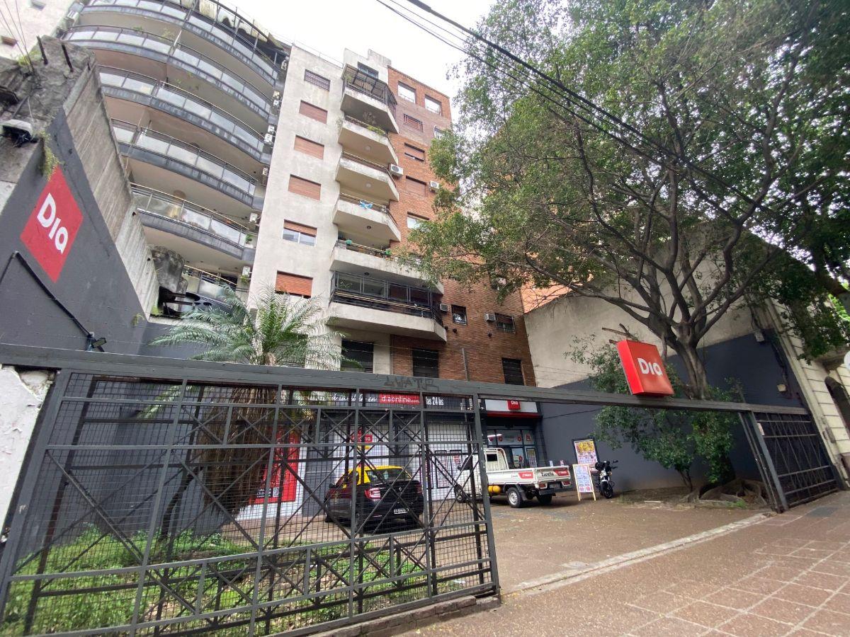 Foto de EXCELENTE LOCAL DE 250 METROS SOBRE JUAN B ALBERDI Y CAMACUA, imagen 4