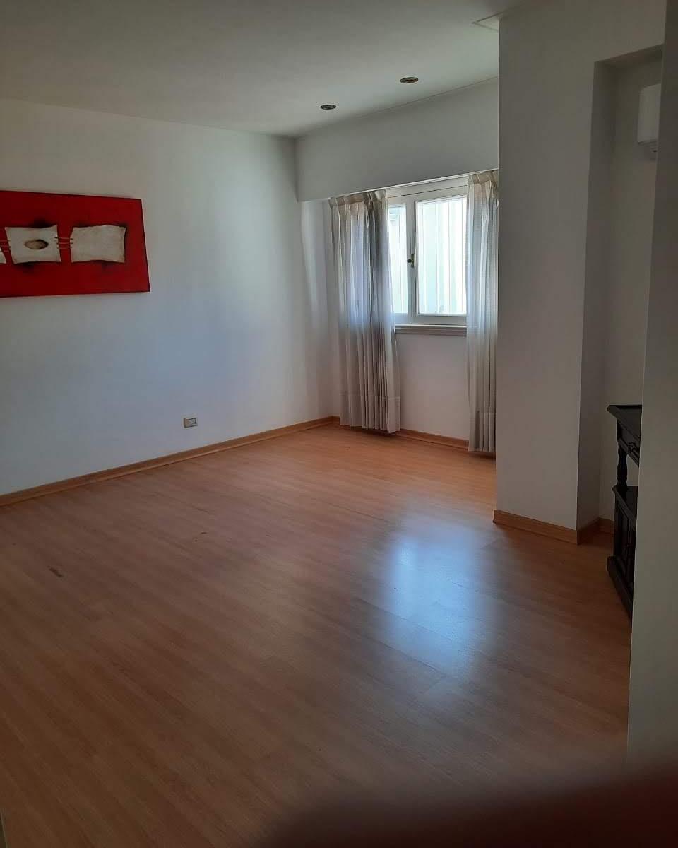 Impecable Casa de 3 Plantas en Barrio River. 4 Dorm., Garage 2 Autos. 5
