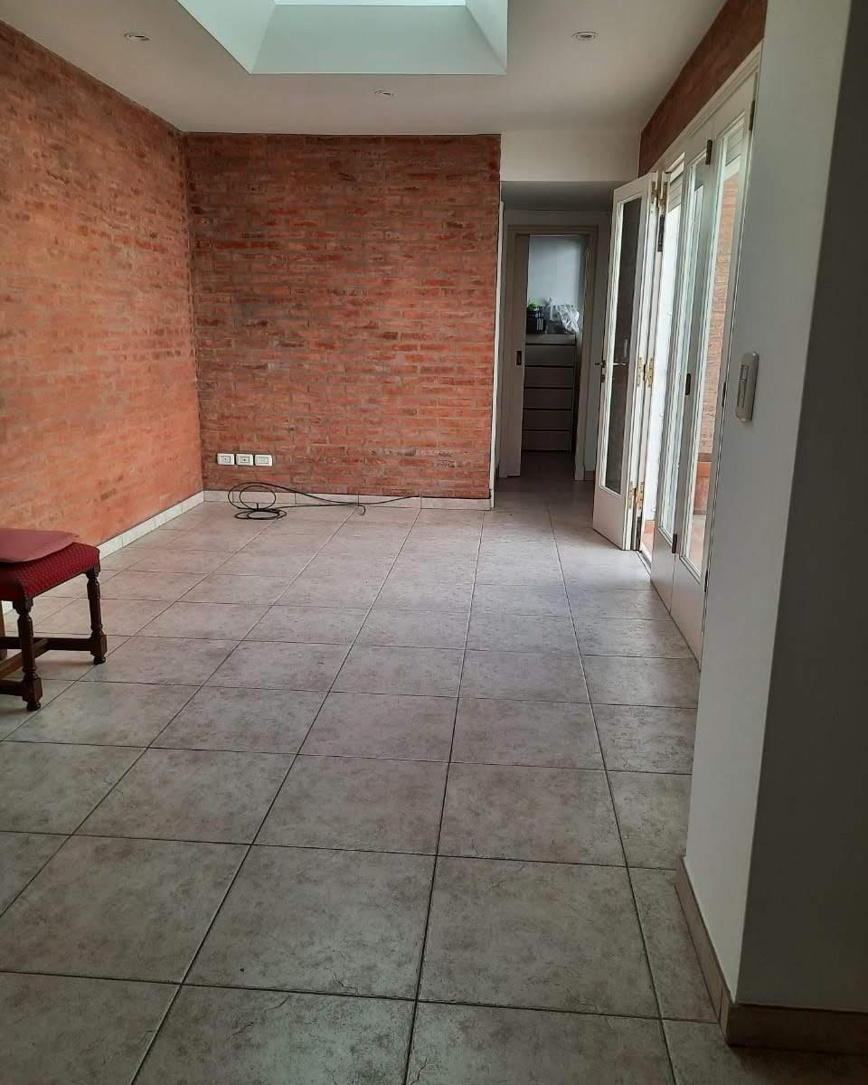 Impecable Casa de 3 Plantas en Barrio River. 4 Dorm., Garage 2 Autos. 2