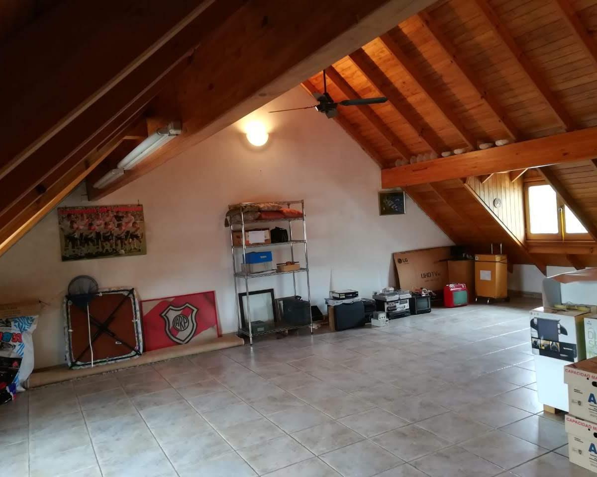 Impecable Casa de 3 Plantas en Barrio River. 4 Dorm., Garage 2 Autos. 4