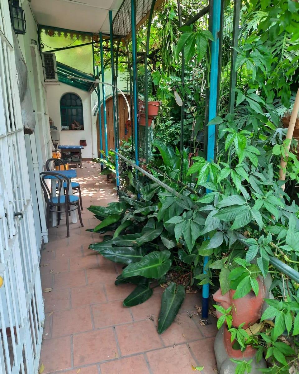 Casa antigua 2 plantas, parada de carros lecheros y ahora atelier.