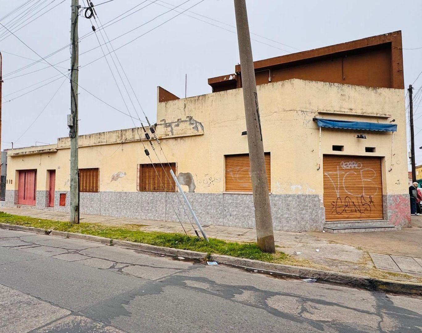 Casa multifamiliar con local