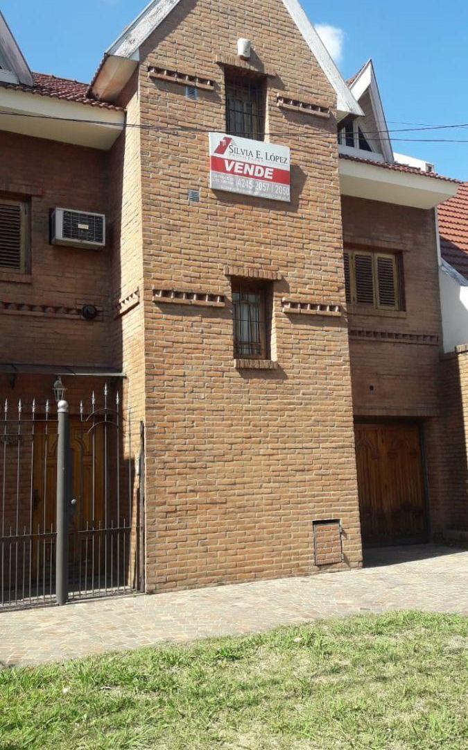 AMPLIO CHALET CON PLAYROOM, FONDO Y COCHERA