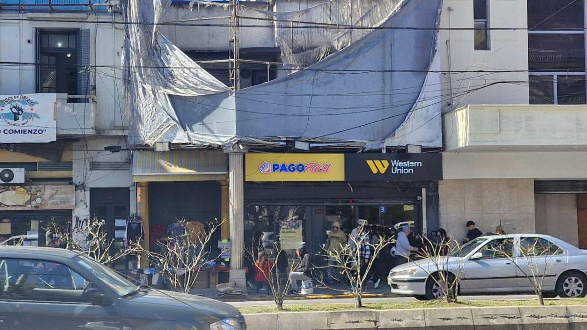 A METROS DE LA ESTACIÓN DE LANÚS. LOTE CON 2 LOCALES