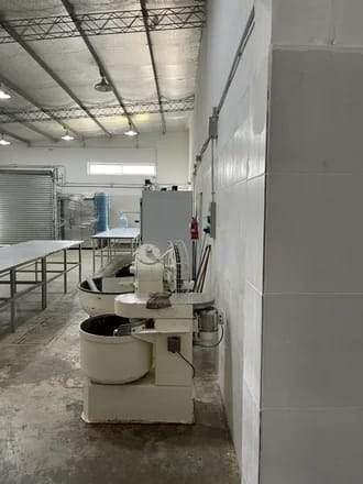 Venta Galpón (Saldan a 200 m del Centro - Lote Esquina) 310 m² Cubiertos. 3