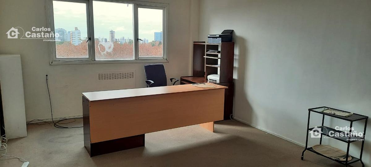 Exc. oficina con vista al rió. Excelente oportunidad para inversionistas.