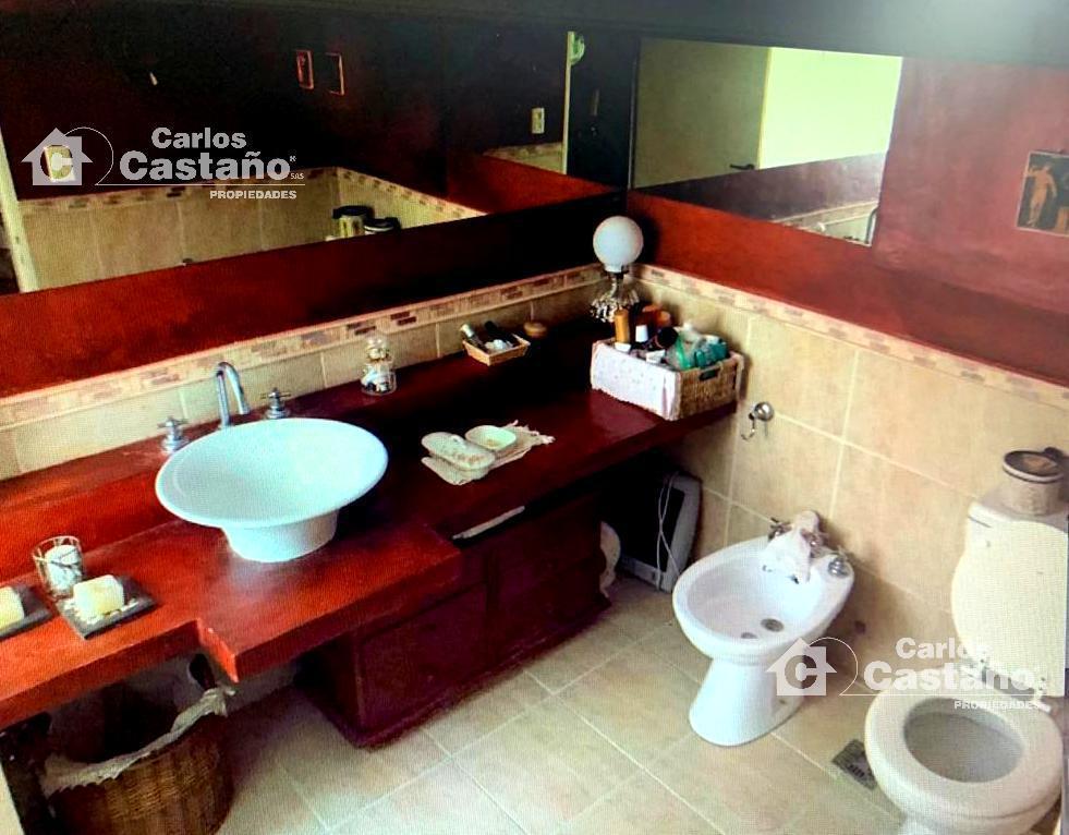 Foto de Excelente propiedad en 2 terrenos, con amplio jardín y pileta., imagen 2