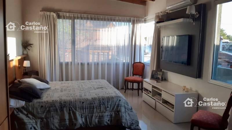 Moderna Casa 6 Amb. en Lote Propio con Piscina y Garage 2