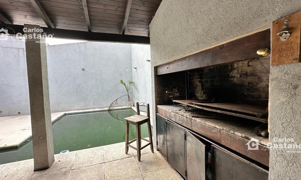 Casa en 2 Plantas, Ideal 2 Familias, 6 Amb. con 3 Garajes y Quincho 5