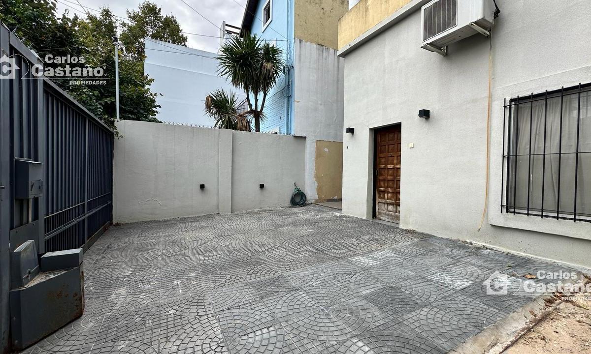 Casa en 2 Plantas, Ideal 2 Familias, 6 Amb. con 3 Garajes y Quincho 1