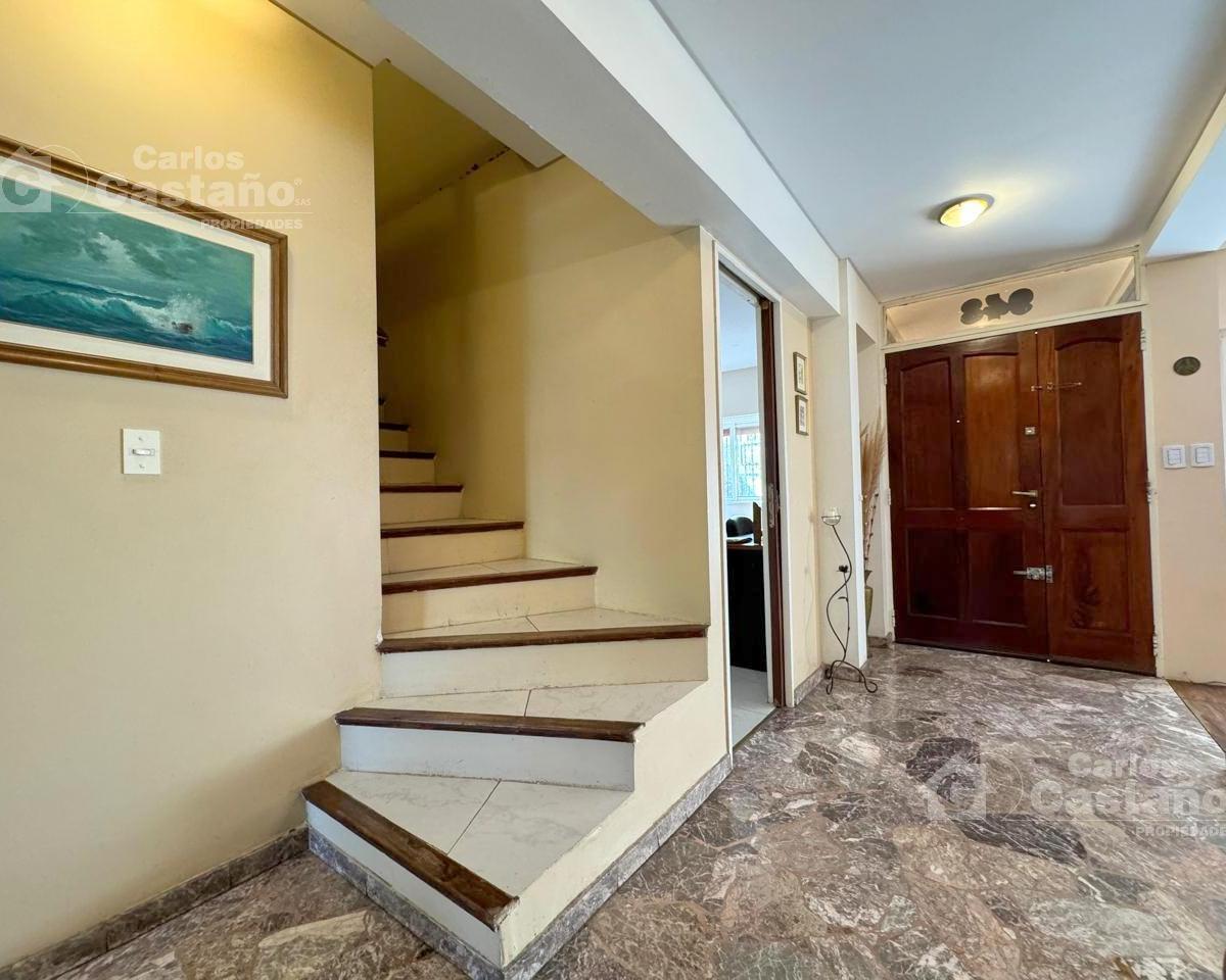 Solida Casa 7 Amb. con Garaje y Fondo con Piscina a 3/c de Av Maipu. 3