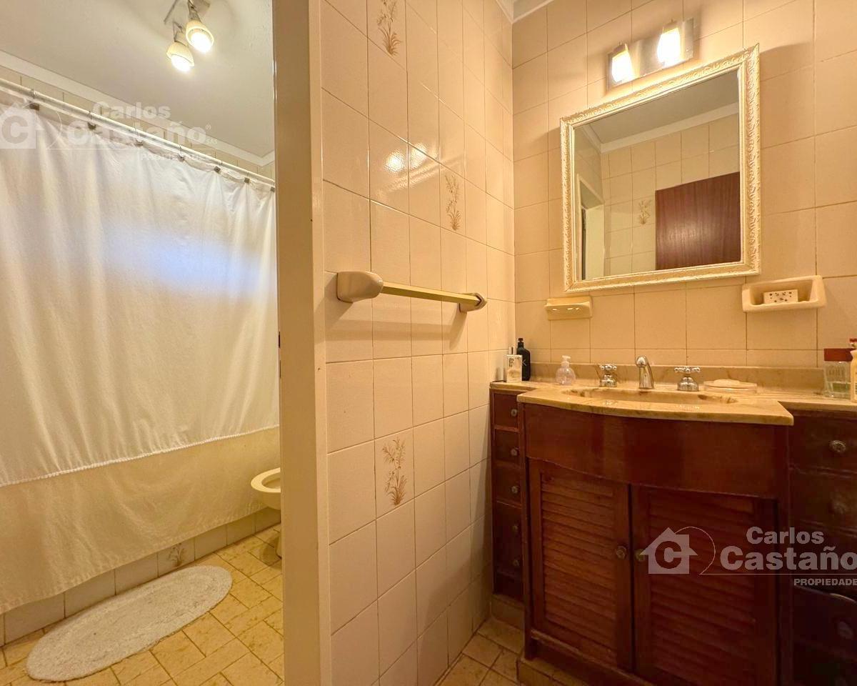 Solida Casa 7 Amb. con Garaje y Fondo con Piscina a 3/c de Av Maipu. 5