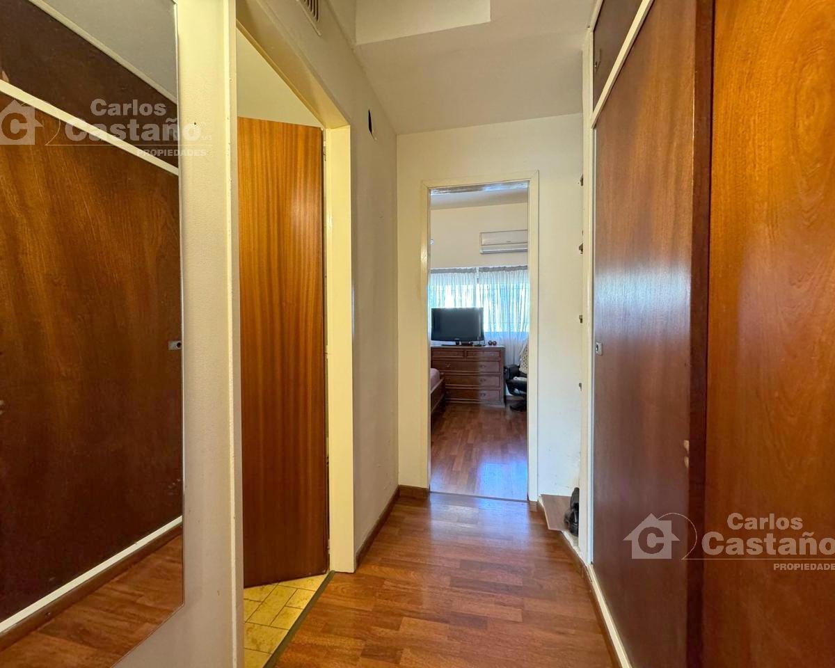 Solida Casa 7 Amb. con Garaje y Fondo con Piscina a 3/c de Av Maipu. 2