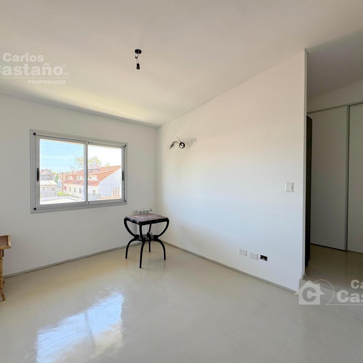 Depto. en Dúplex, 2/3 Amb. a Estrenar con Parrilla, Cochera y Balcón