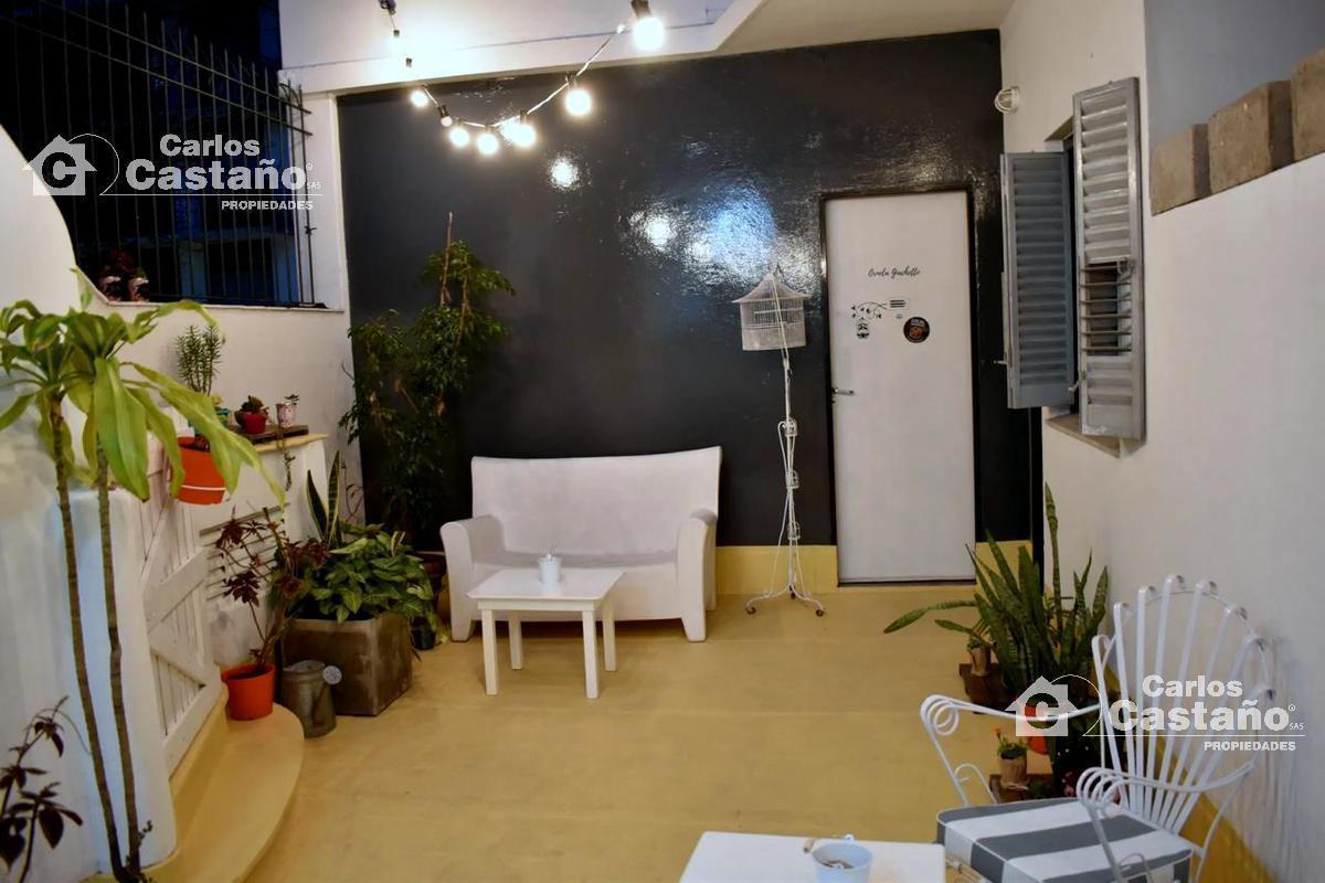 Impórtate Propiedad en Esquina 1 Cuadra de Estación Florida Local Comercial con PH Vivienda. 2