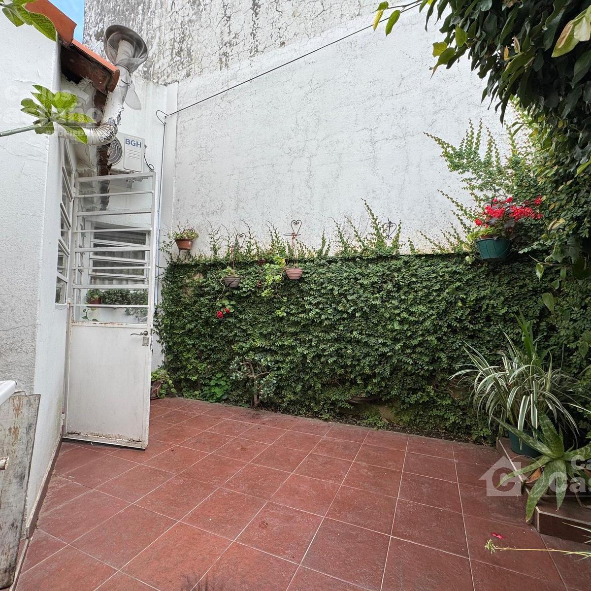 Clásico Chalet 6 Amb. en 2 Plantas, en Esquina con Patio, Terraza y Garaje 4