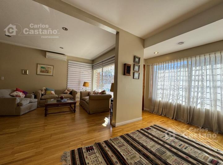 Casa 6 Amb. Reciclada a Nuevo con Jardín, Doble Garaje y Playroom 2
