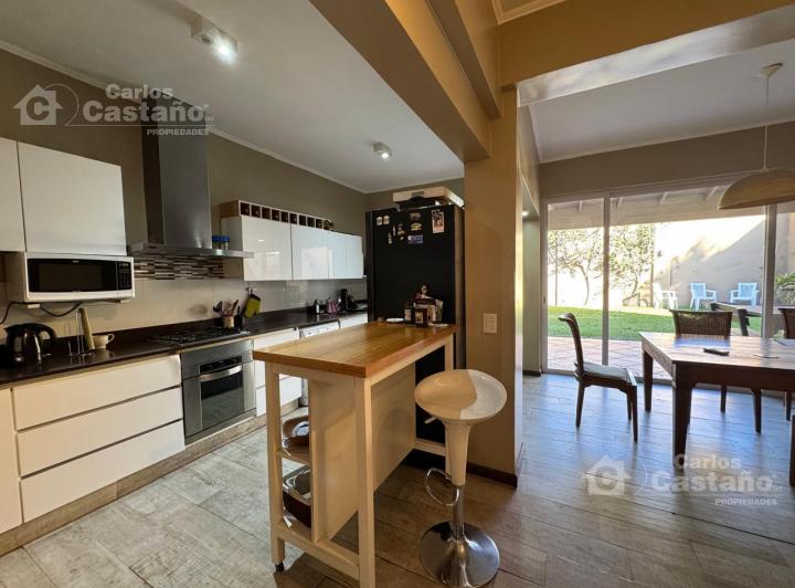 Casa 6 Amb. Reciclada a Nuevo con Jardín, Doble Garaje y Playroom 5