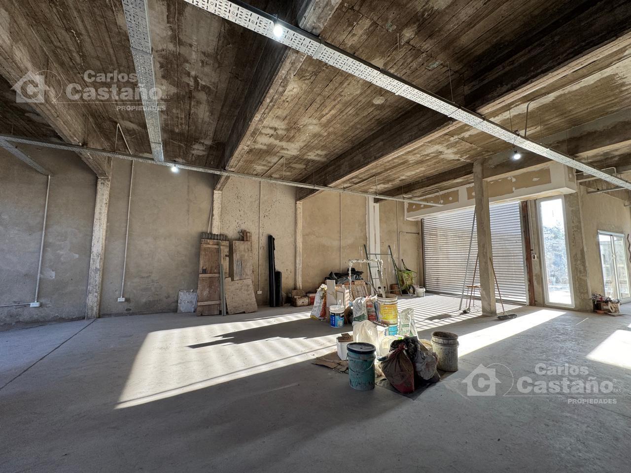 Foto de Local con Entrada Para Camiones, con Fondo, Jardín, Ascensor, Patio y, imagen 1