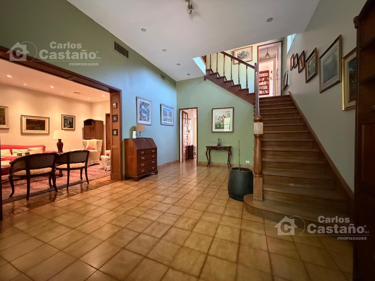 Sólido Chalet Inglés en inmejorable sector de Florida - Lote Propio de 600m²