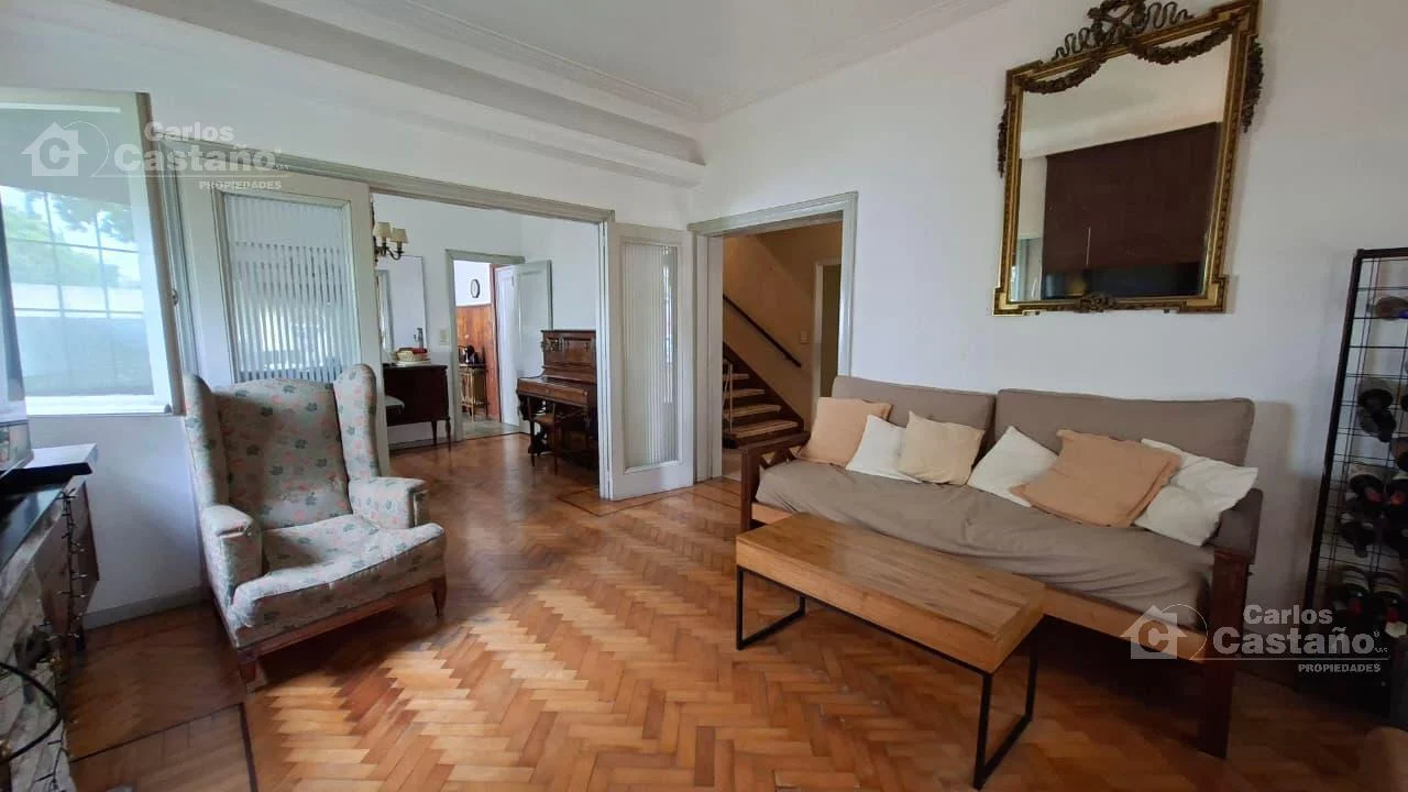 Chalet en Esquina 6 Amb. con Jardín, Garaje, a 4/c de Av. Maipú y Av. Libertador