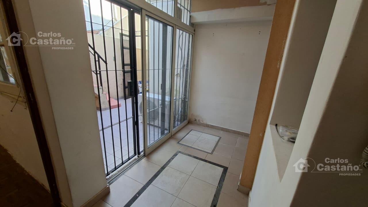 PH 2 ambientes al contra frente con patio y terraza