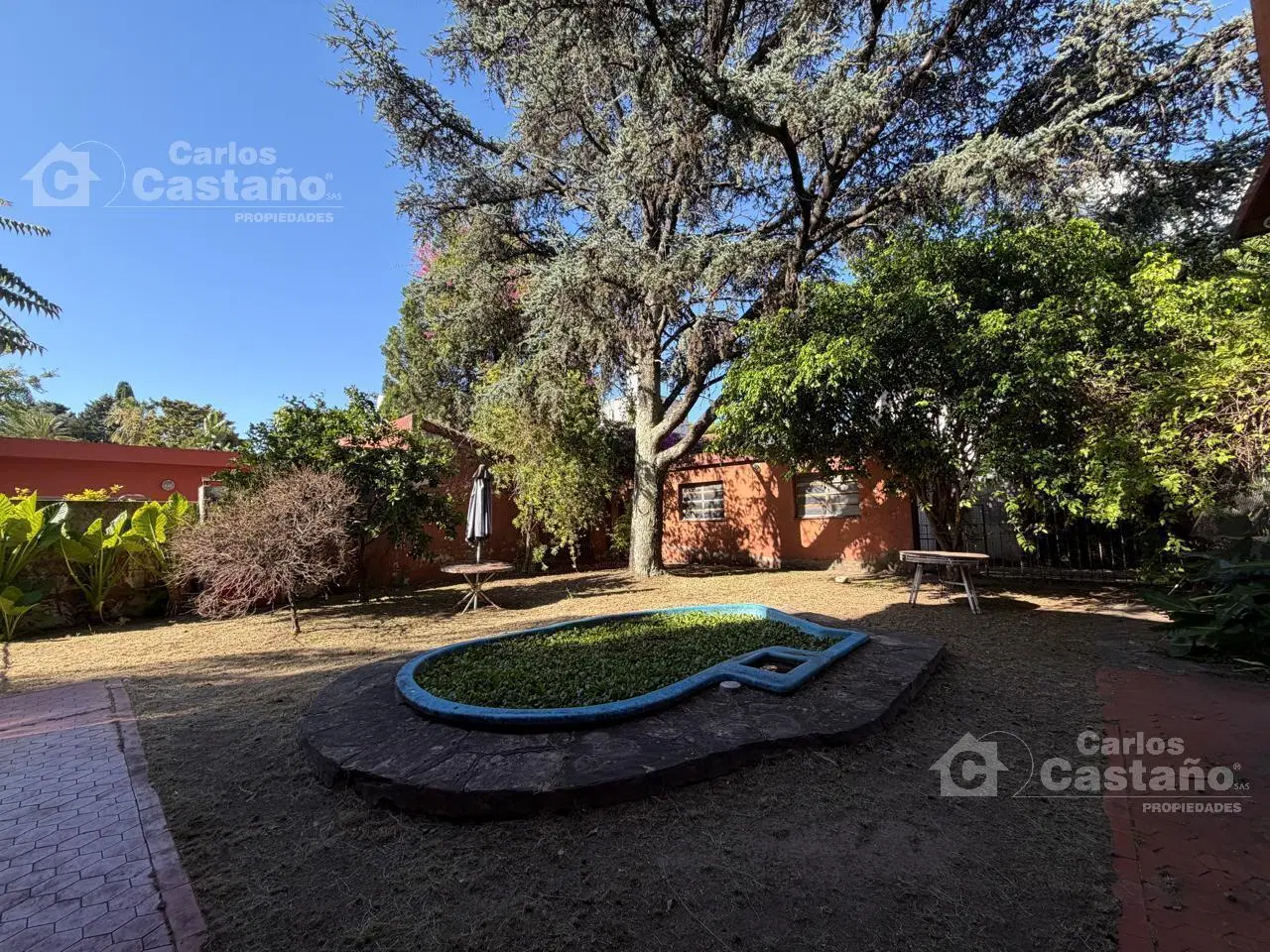 Sobre doble frente. Casa 4 ambientes, con gran parque. Cuenta con garaje. 5