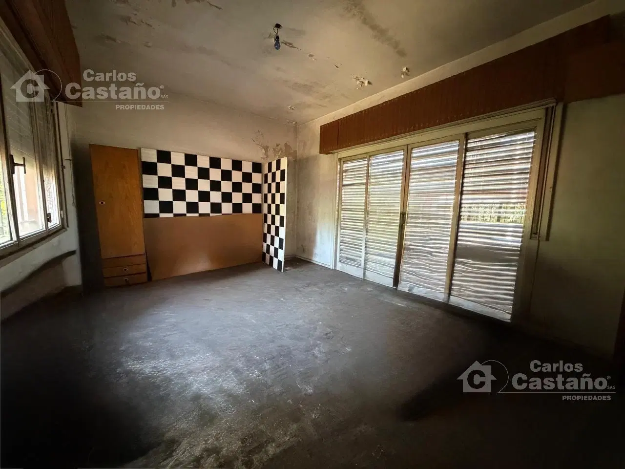 Sobre doble frente. Casa 4 ambientes, con gran parque. Cuenta con garaje. 2