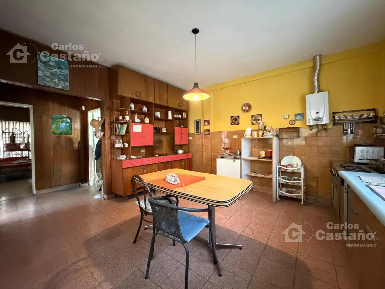 Sobre doble frente. Casa 4 ambientes, con gran parque. Cuenta con garaje. 4