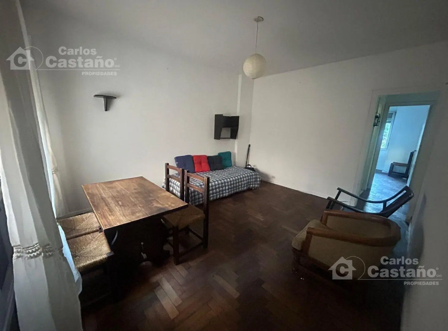 Excelente Depto 2 ambientes con patio sobre av. Maipú muy amplio y luminoso. 1