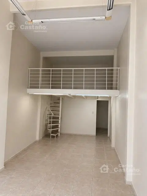 Excelente local comercial 38m2 con entrepiso y baño. 3