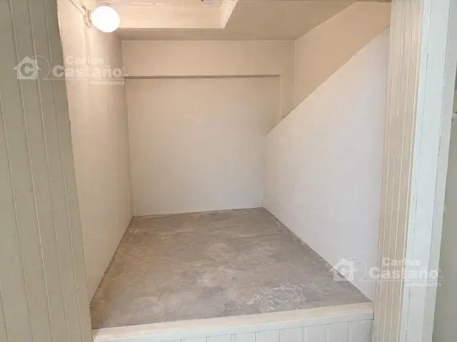 Excelente local comercial 38m2 con entrepiso y baño. 2