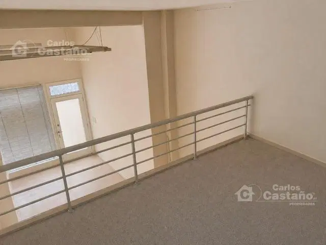 Excelente local comercial 38m2 con entrepiso y baño. 5