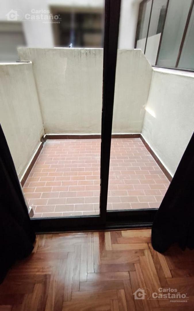 A Mts. de Av. Maipú, Dto. 2 Amb. al Lateral con Patio