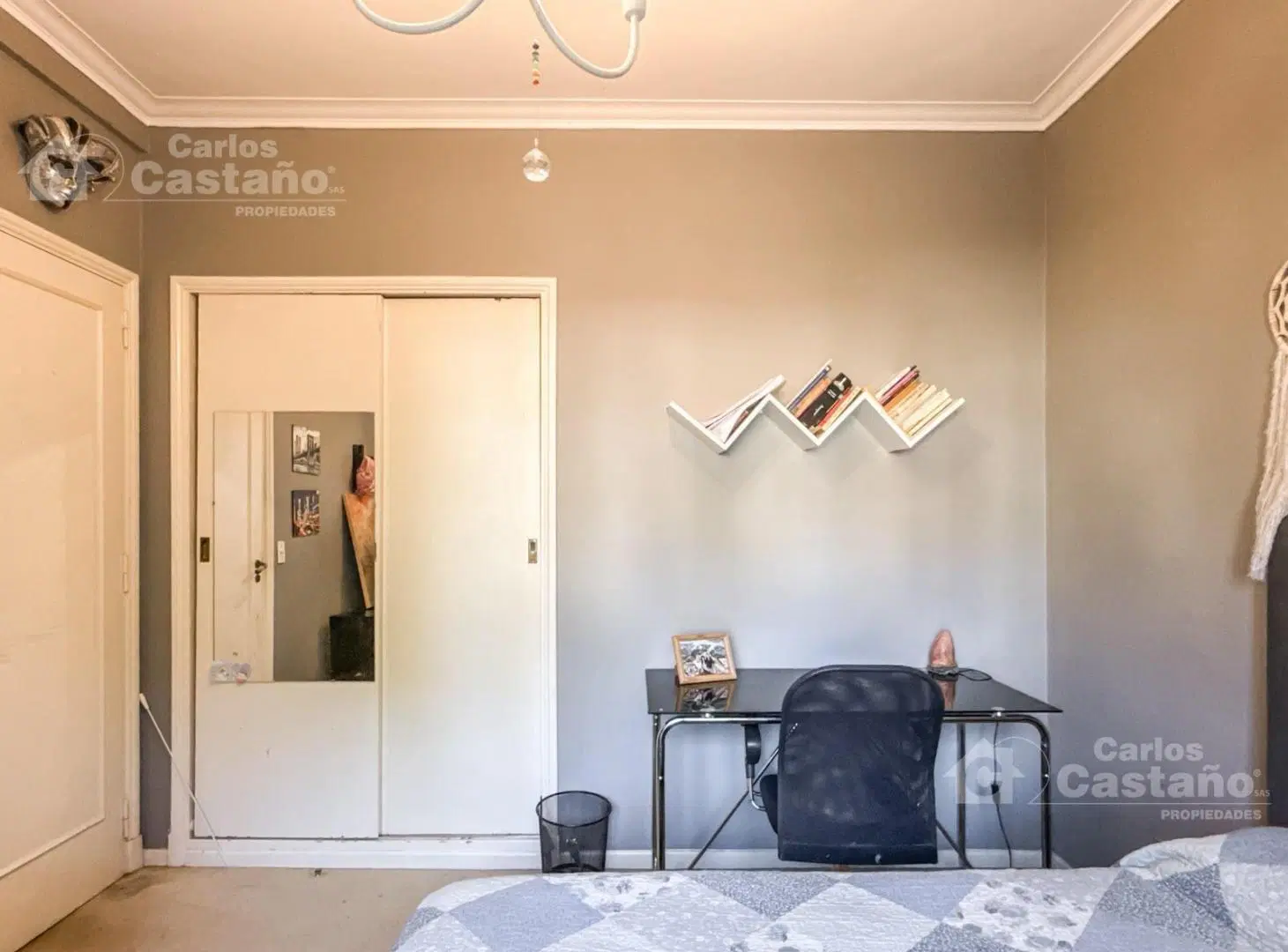 Chalet Clásico en 2 Plantas, 5 Amb. con Gran Fondo, Piscina, Garaje y Quincho 8