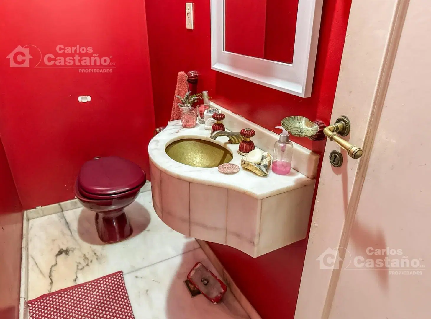 Chalet Clásico en 2 Plantas, 5 Amb. con Gran Fondo, Piscina, Garaje y Quincho 8