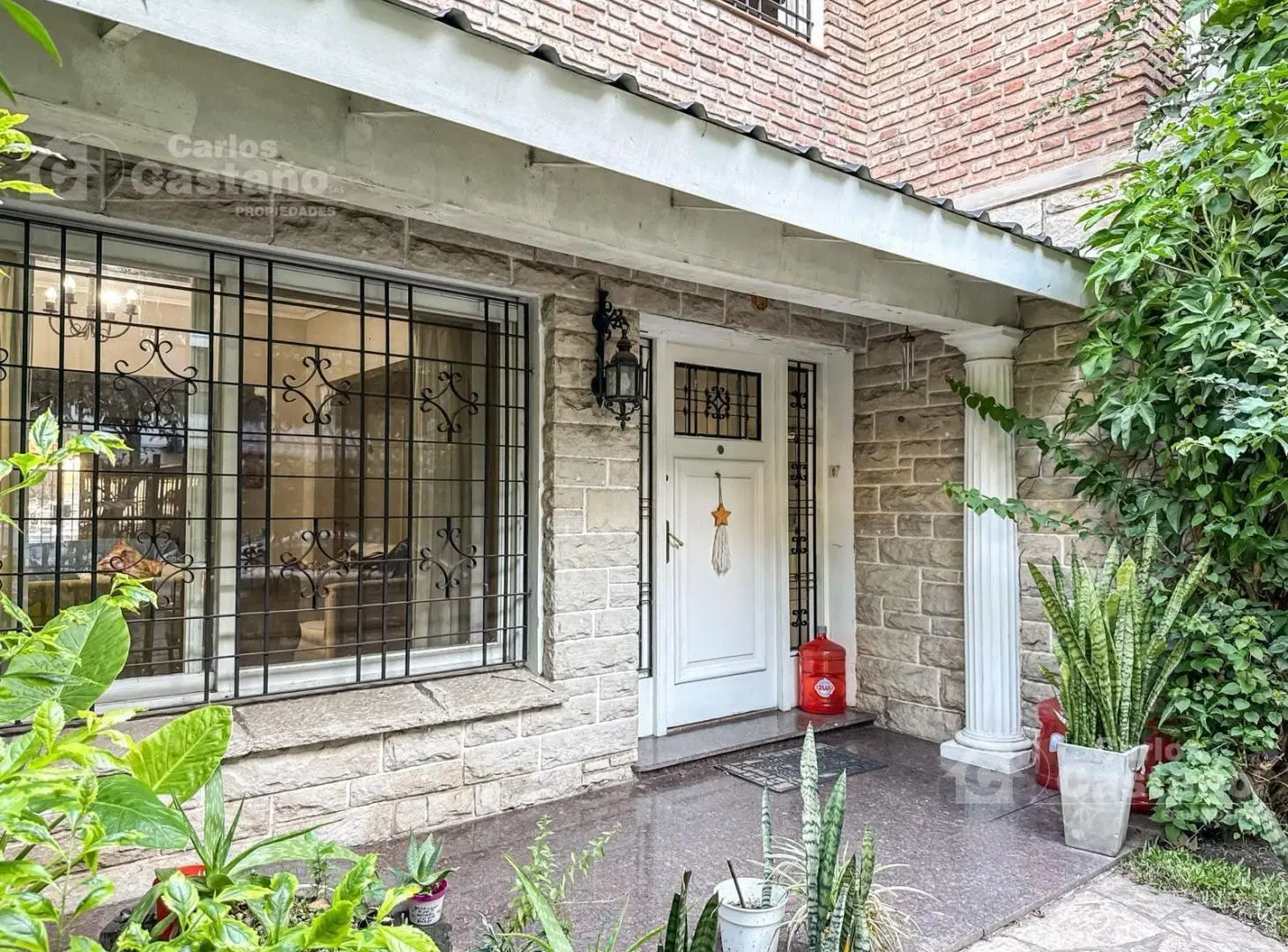 Chalet Clásico en 2 Plantas, 5 Amb. con Gran Fondo, Piscina, Garaje y Quincho 4