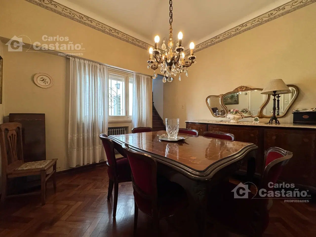 Chalet Sobre Lote de 10x27,5m con Fondo, Garaje, Ideal Refacción 4