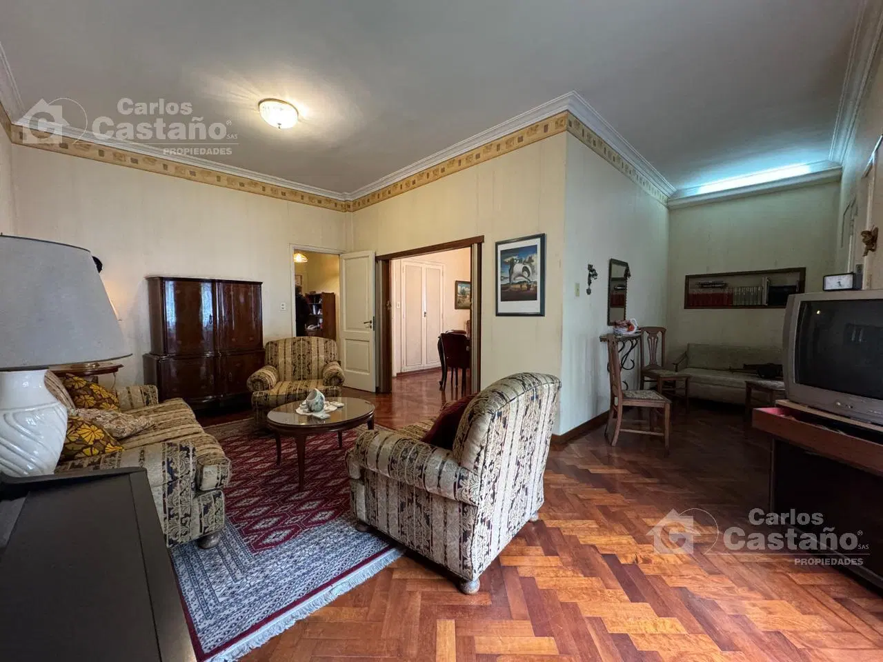 Chalet Sobre Lote de 10x27,5m con Fondo, Garaje, Ideal Refacción 2