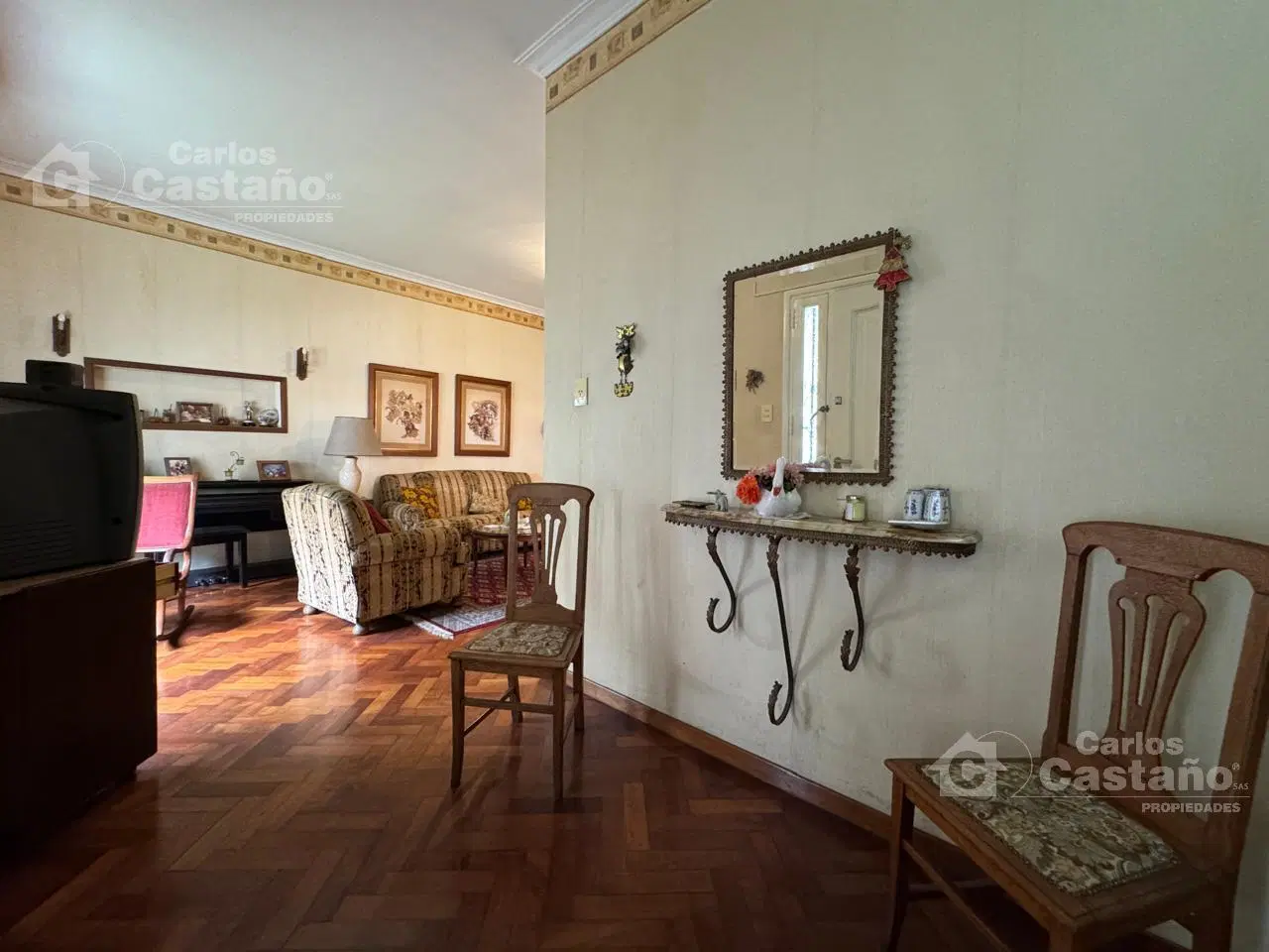 Chalet Sobre Lote de 10x27,5m con Fondo, Garaje, Ideal Refacción 3