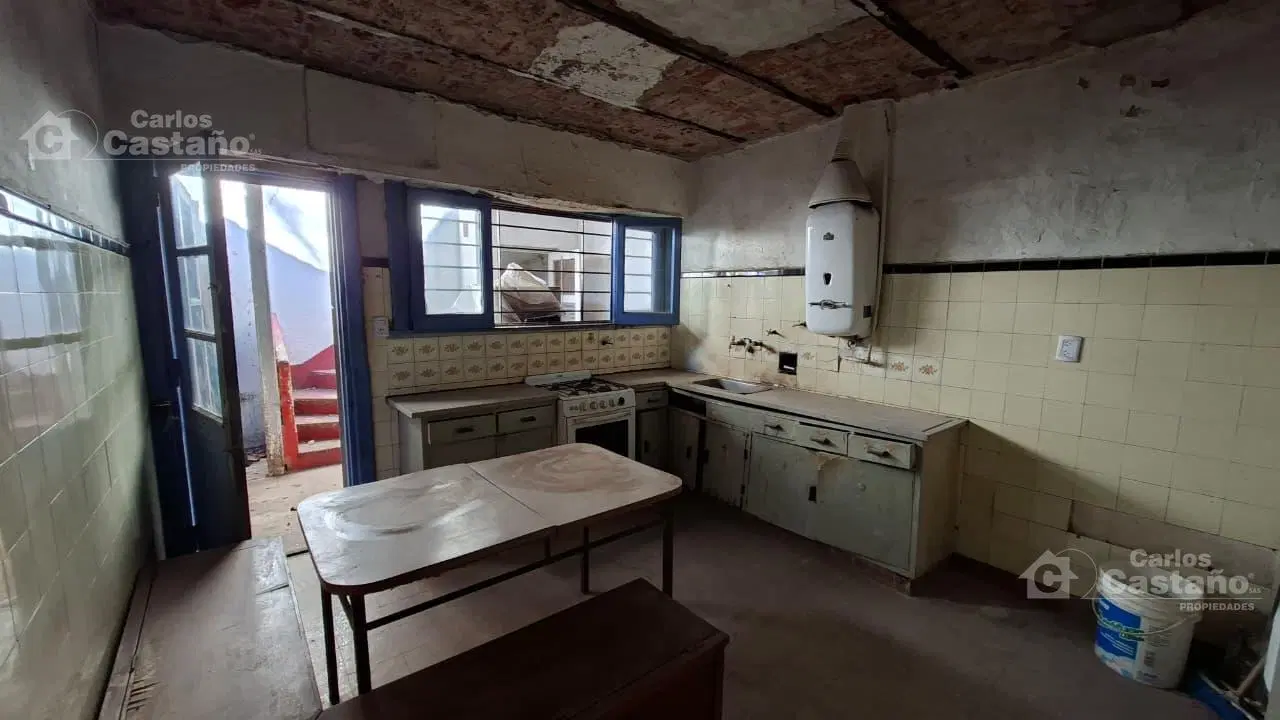 Chalet Para Refaccionar de Bajos, 3 Amb. con Garaje, Jardín Perimetral y Patio 2