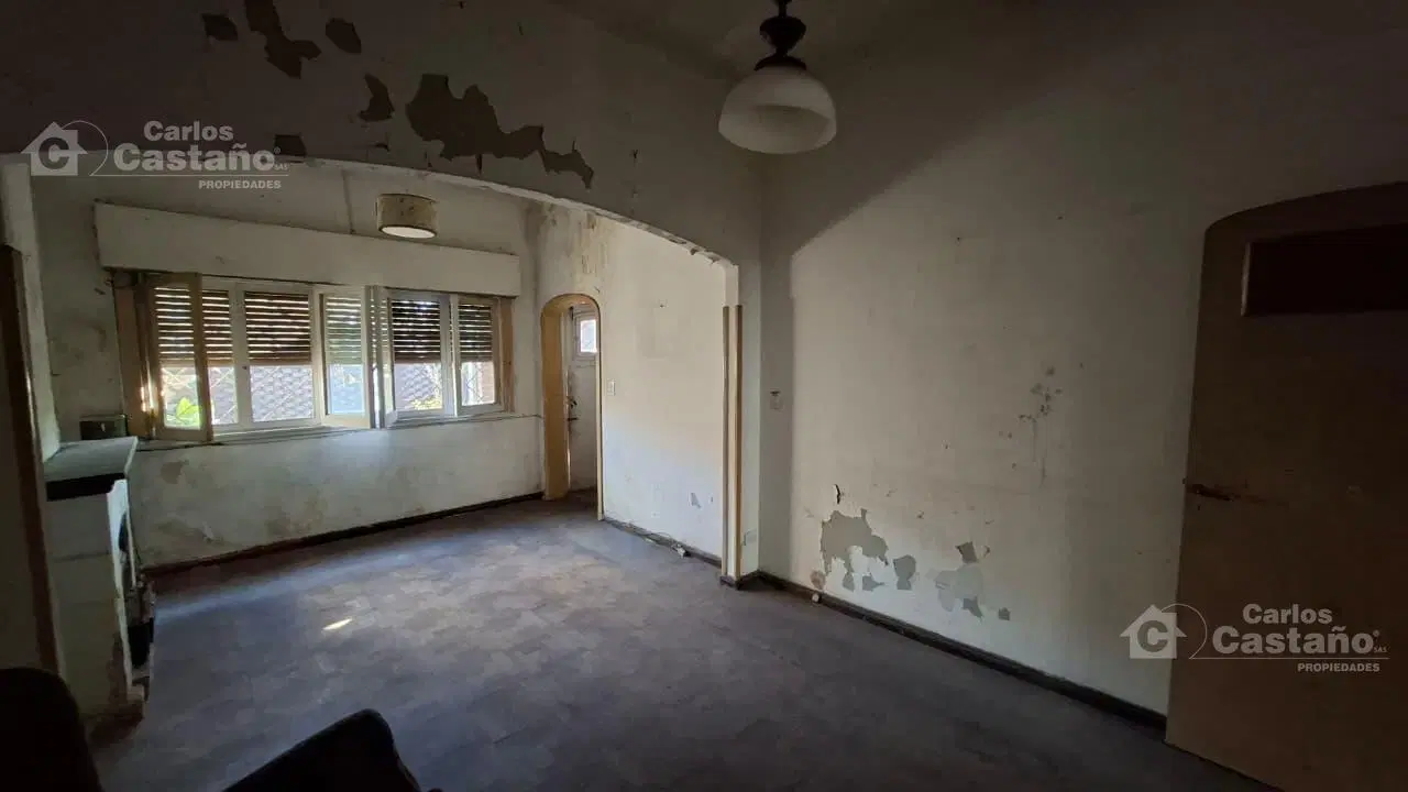 Chalet Para Refaccionar de Bajos, 3 Amb. con Garaje, Jardín Perimetral y Patio 4