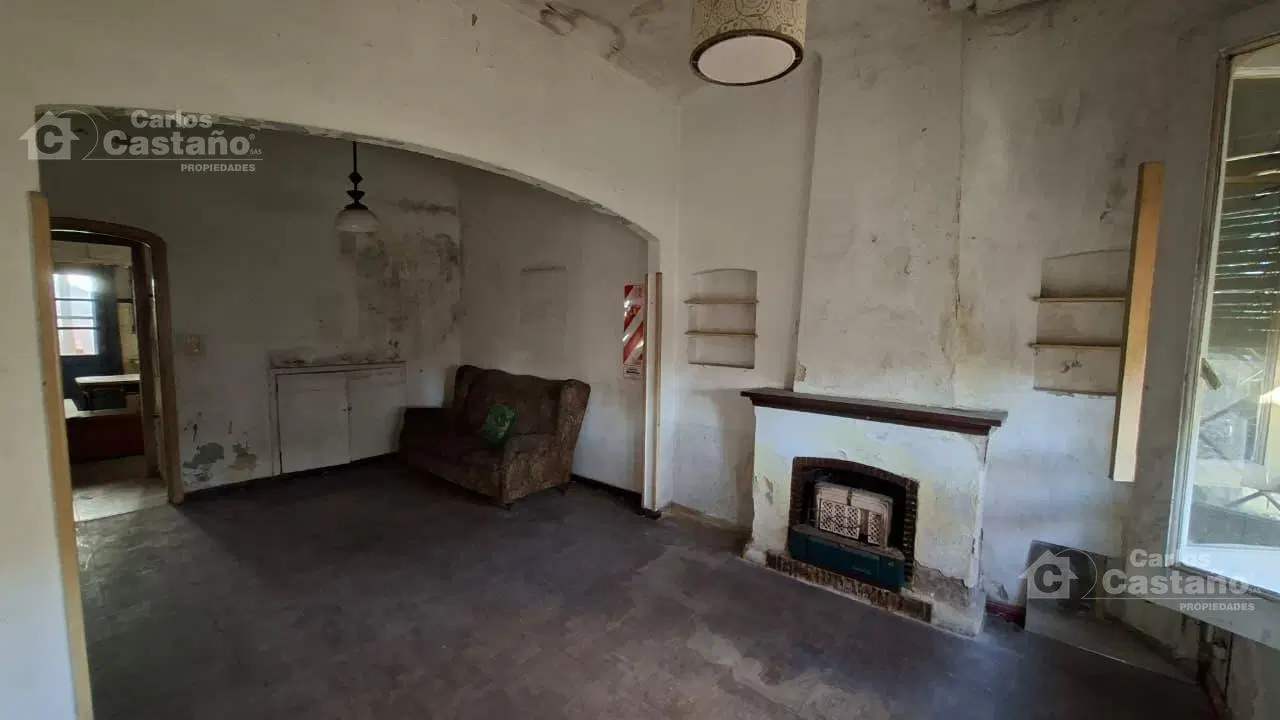 Chalet Para Refaccionar de Bajos, 3 Amb. con Garaje, Jardín Perimetral y Patio 5