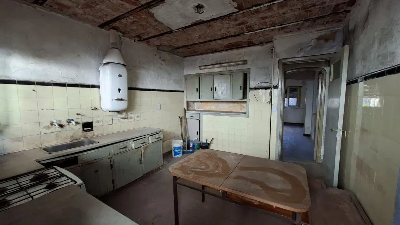 Chalet Para Refaccionar de Bajos, 3 Amb. con Garaje, Jardín Perimetral y Patio 3