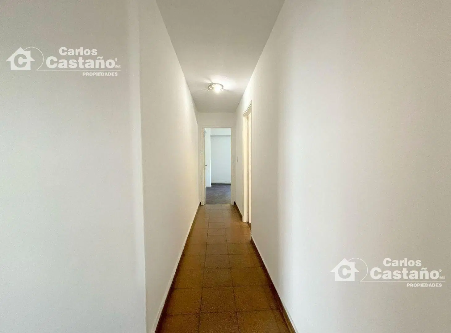 Amplio Depto. 3 Amb. con Dep. de Servicio en 1º Piso por Escalera 5