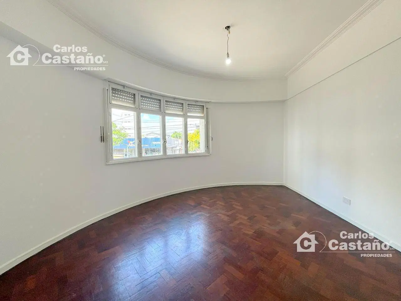 Amplio Depto. 3 Amb. con Dep. de Servicio en 1º Piso por Escalera 4